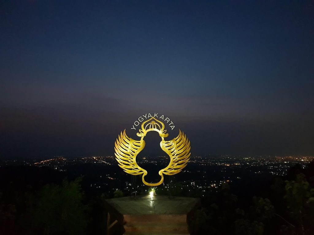 Keindahan Panorama Alam Dan Pemandangan Malam Hari di Pintoe Langit Dahromo.