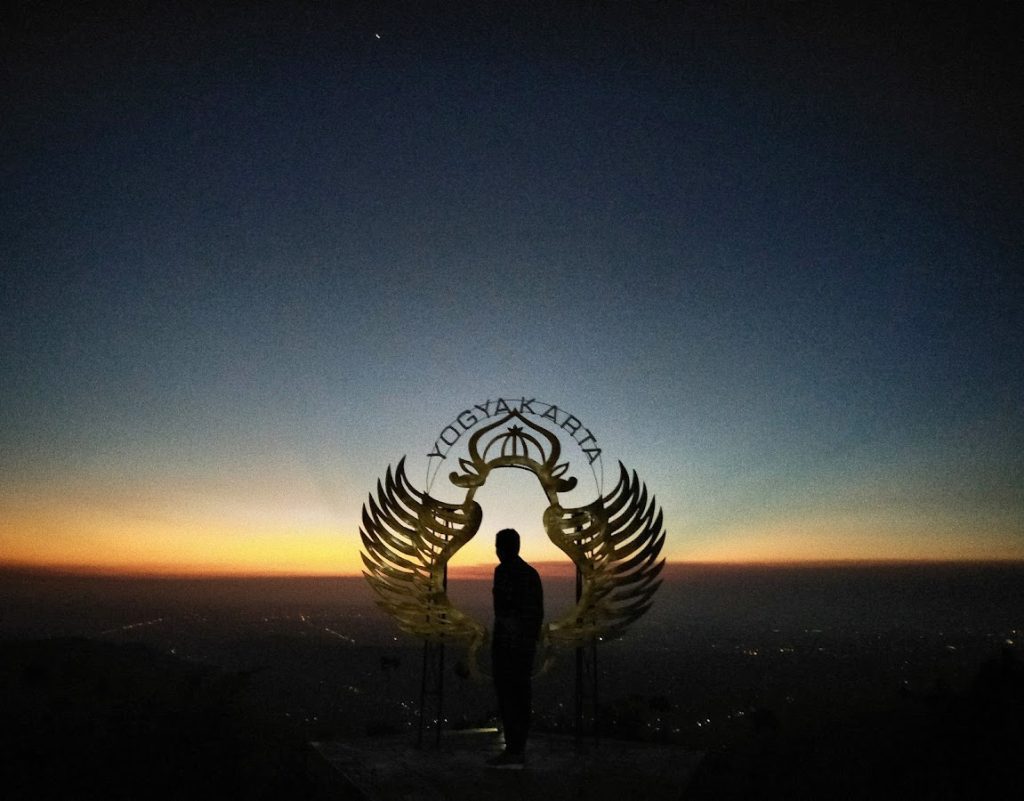 Pintoe Langit Dahromo Adalah Surga Bagi Pecinta Sunrise dan Sunset Di Jogja