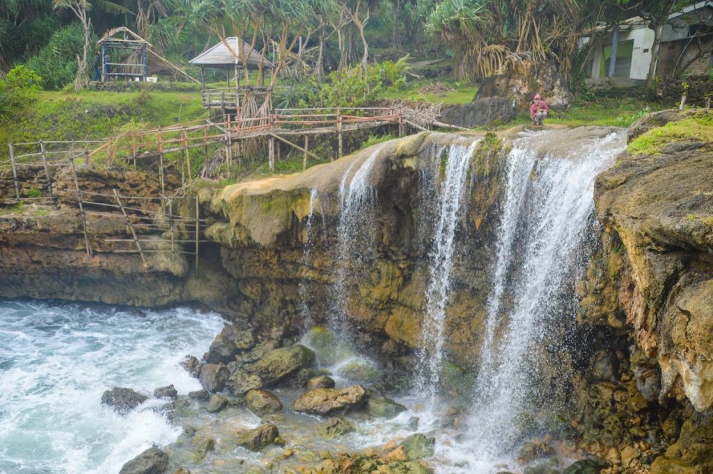Keunikan Air Terjun Langka di Pantai Jogan Keunikan Air Terjun Langka di Pantai Jogan