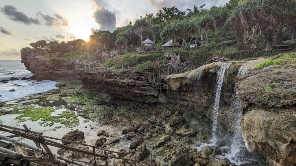 Hal paling menonjol dari Pantai Jogan adalah keberadaan air terjun yang langsung jatuh ke lautan lepas Hal paling menonjol dari Pantai Jogan adalah keberadaan air terjun yang langsung jatuh ke lautan lepas