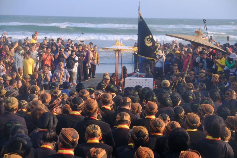 Tradisi Labuhan Keraton Yogyakarta: Sejarah, Makna dan Tahapan Prosesinya