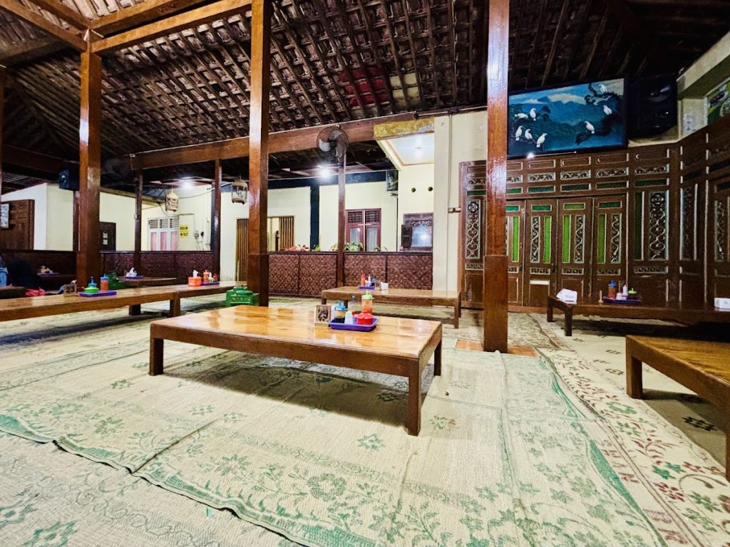 Suasana Nyaman dan Fasilitas Lengkap Penunjang Kenyamanan Pengunjung Bakso & Mie Ayam Idolaku Taman Siswa Jogja Suasana Nyaman dan Fasilitas Lengkap Penunjang Kenyamanan Pengunjung Bakso & Mie Ayam Idolaku Taman Siswa Jogja