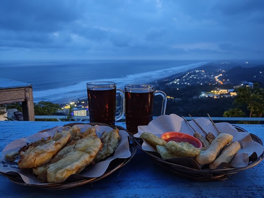 Untuk keperluan konsumsi, tersedia deretan warung makan dan pedagang kaki lima yang menjajakan makanan lokal di Bukit Paralayang Watugupit