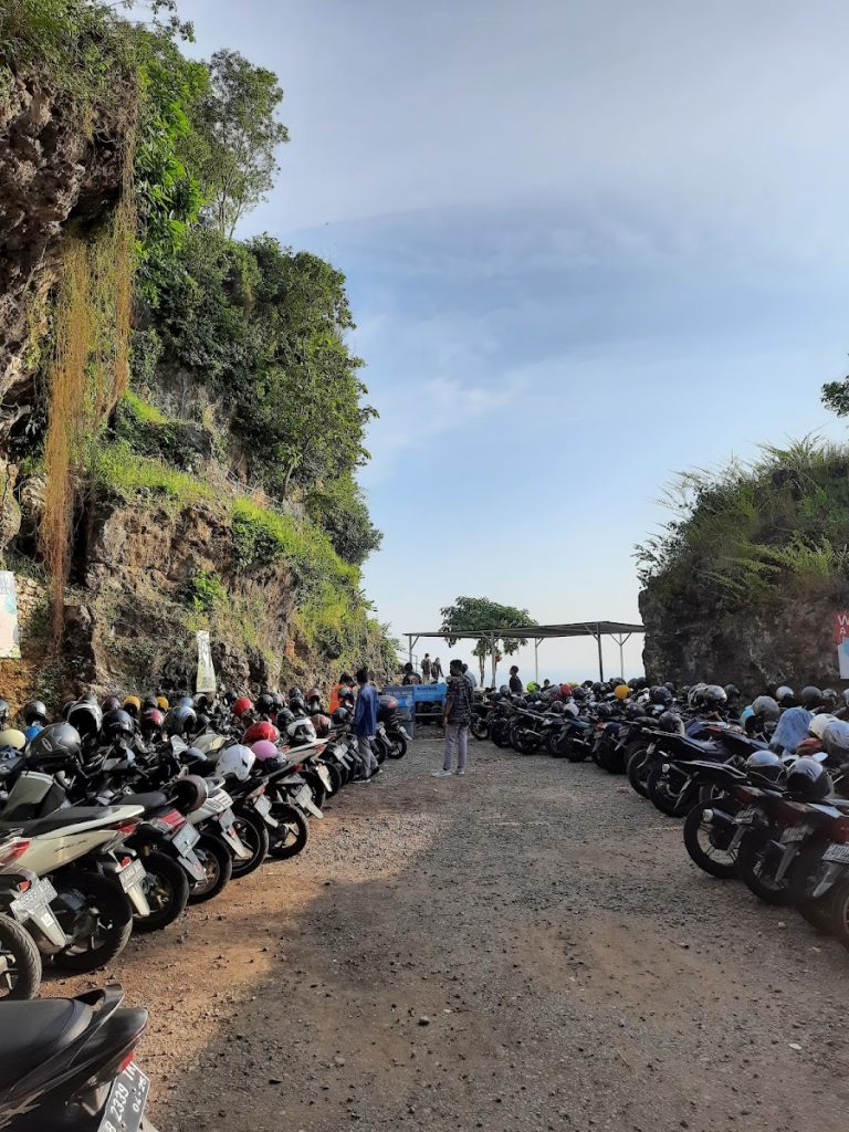 Fasilitas utama yang tersedia di lokasi Bukit Paralayang Watugupit antara lain area parkir yang luas dan mampu menampung kendaraan roda dua maupun roda empat.