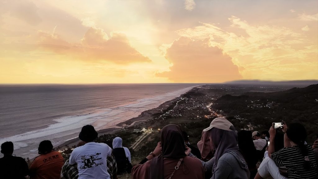Hal ini menjadikan Bukit Parang Endog sebagai spot favorit bagi para fotografer alam dan pemburu sunset. Hal ini menjadikan Bukit Parang Endog sebagai spot favorit bagi para fotografer alam dan pemburu sunset.
