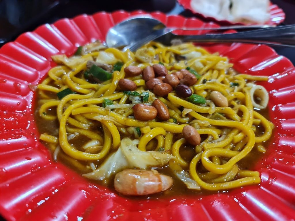 Sajian mie khas Aceh dengan tekstur kenyal dan kuah kental sarat rempah. Sajian mie khas Aceh dengan tekstur kenyal dan kuah kental sarat rempah.