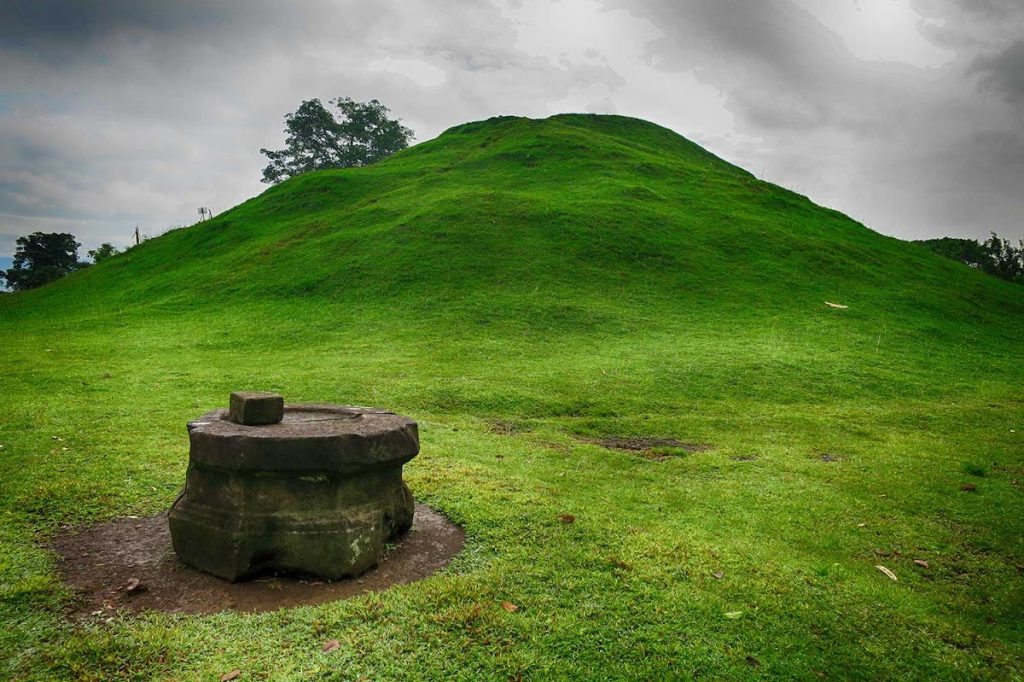 Sejarah dan Latar Belakang Candi Abang Sejarah dan Latar Belakang Candi Abang