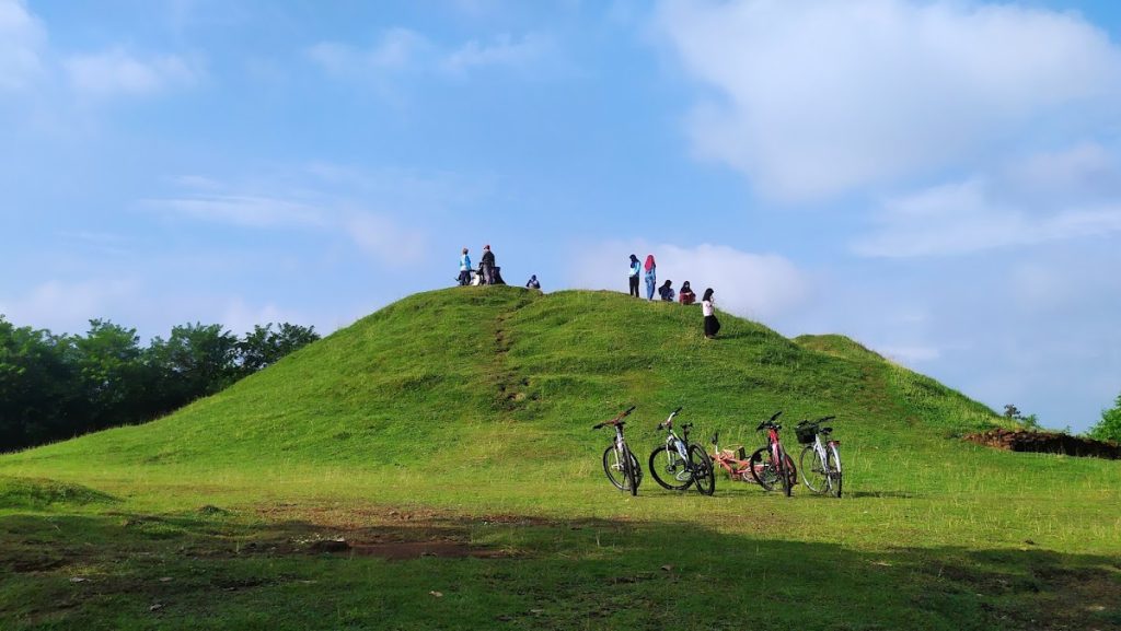 Situs Candi Abang terletak di atas bukit kecil dengan tinggi sekitar 6 meter dan diameter sekitar 40 meter, yang kini tertutupi oleh tanah dan rerumputan. Situs Candi Abang terletak di atas bukit kecil dengan tinggi sekitar 6 meter dan diameter sekitar 40 meter, yang kini tertutupi oleh tanah dan rerumputan.