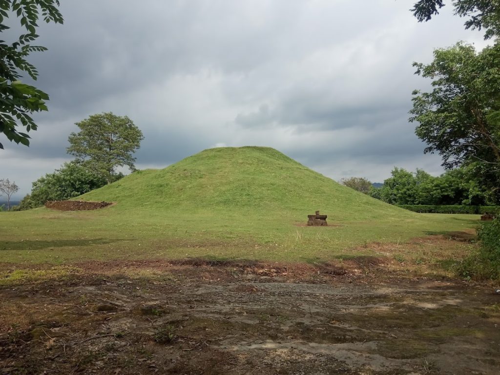 Candi Abang sebagai Wisata Sejarah dan Alam yang Menggugah Candi Abang sebagai Wisata Sejarah dan Alam yang Menggugah