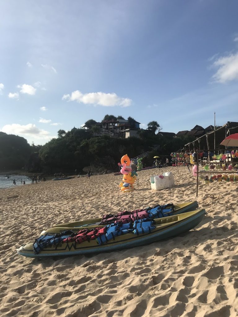 Kano lengkap dengan pelampung keselamatan bisa disewa dengan tarif yang terjangkau di Pantai Sadranan. Kano lengkap dengan pelampung keselamatan bisa disewa dengan tarif yang terjangkau di Pantai Sadranan.