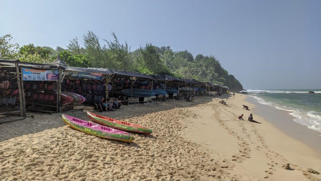 Keberagaman Fasilitas yang Lengkap dan Terjangkau Pantai Sadranan Keberagaman Fasilitas yang Lengkap dan Terjangkau Pantai Sadranan