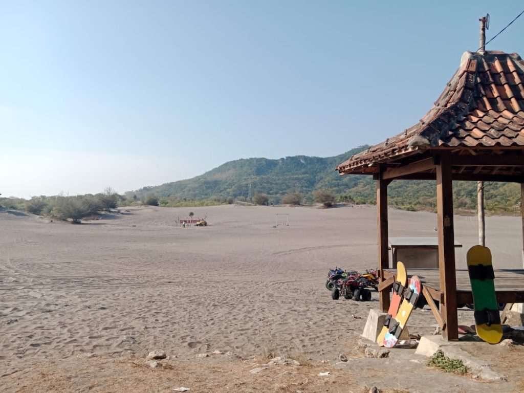 Gumuk Pasir Parangkusumo telah lama menjadi incaran para sineas dan fotografer karena keindahan alamnya yang fotogenik. Gumuk Pasir Parangkusumo telah lama menjadi incaran para sineas dan fotografer karena keindahan alamnya yang fotogenik.