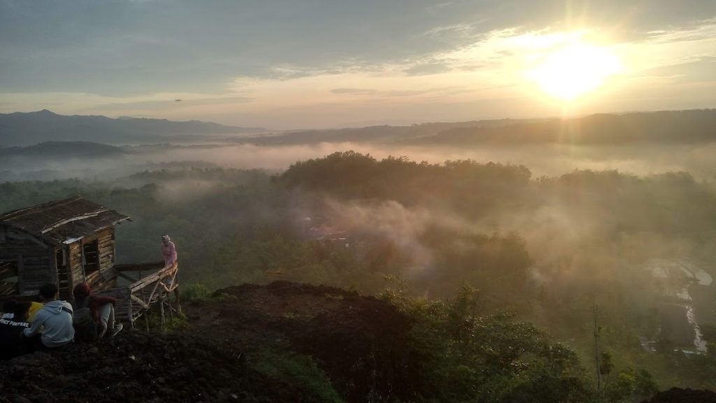 Aktivitas Wisata di Gunung Ireng: Trekking, Camping, hingga Berburu Foto Sunrise Aktivitas Wisata di Gunung Ireng: Trekking, Camping, hingga Berburu Foto Sunrise