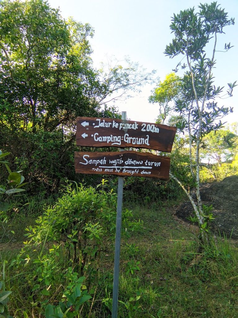 Untuk pengunjung yang ingin berkemah, tersedia area camping ground yang cukup luas di dekat puncak Gunung Nglanggeran, serta di spot-spot datar lainnya yang aman dan nyaman untuk mendirikan tenda.
