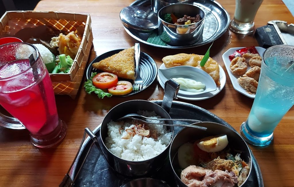 House of Raminten menawarkan beragam menu tradisional Jawa yang diolah secara kreatif namun tetap mempertahankan cita rasa otentik. House of Raminten menawarkan beragam menu tradisional Jawa yang diolah secara kreatif namun tetap mempertahankan cita rasa otentik.