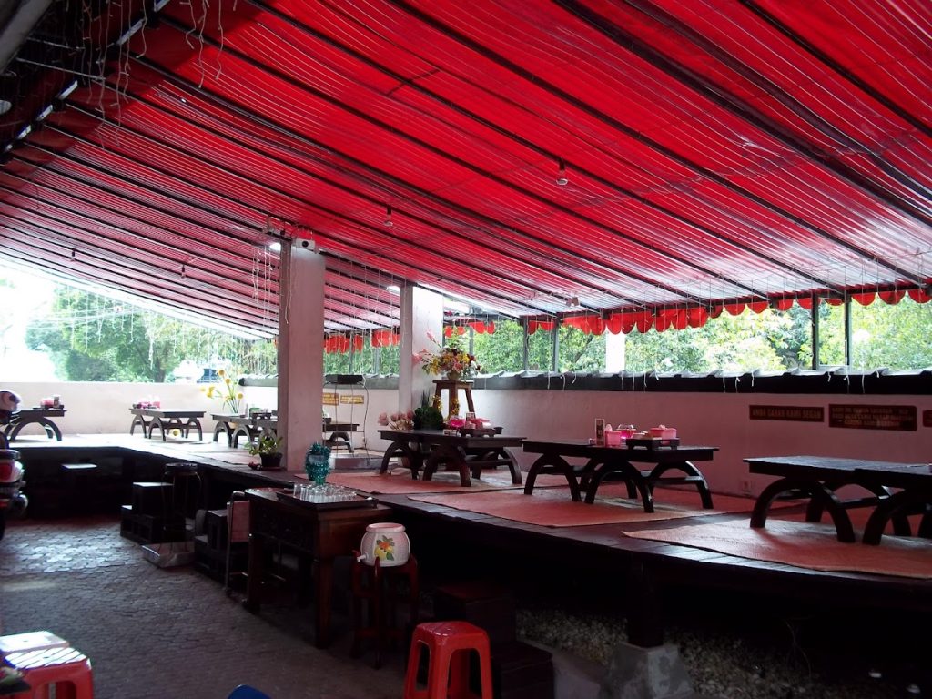 Salah satu spot paling menarik di House of Raminten adalah area pendopo di lantai dasar. Salah satu spot paling menarik di House of Raminten adalah area pendopo di lantai dasar.