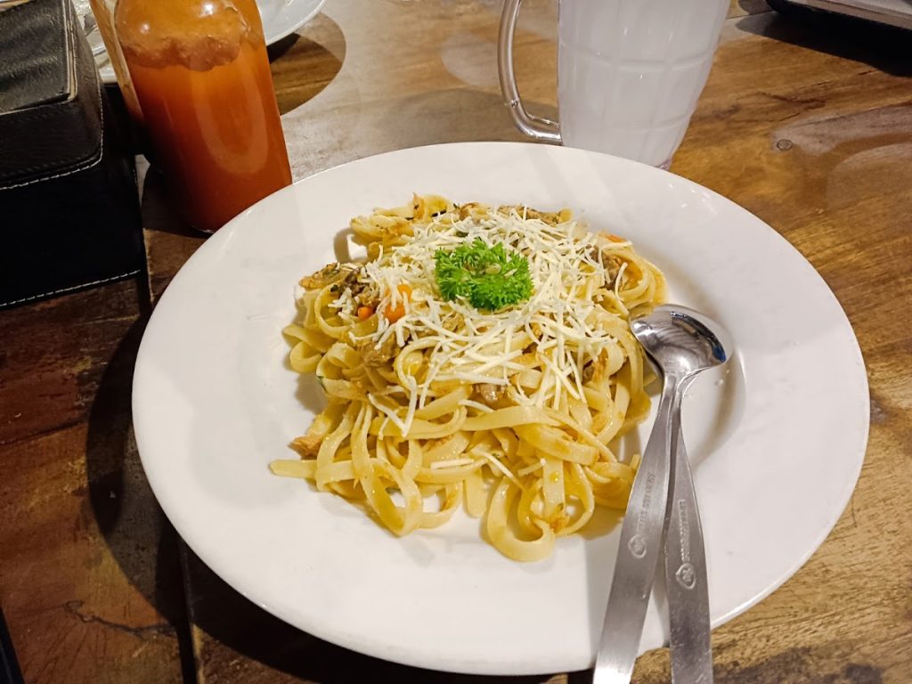 Mulai dari spaghetti hingga fettuccine, Koki Joni menyajikan beragam kombinasi saus seperti bolognese, carbonara, dan creamy turkey yang menjadi favorit banyak pelanggan. Mulai dari spaghetti hingga fettuccine, Koki Joni menyajikan beragam kombinasi saus seperti bolognese, carbonara, dan creamy turkey yang menjadi favorit banyak pelanggan.