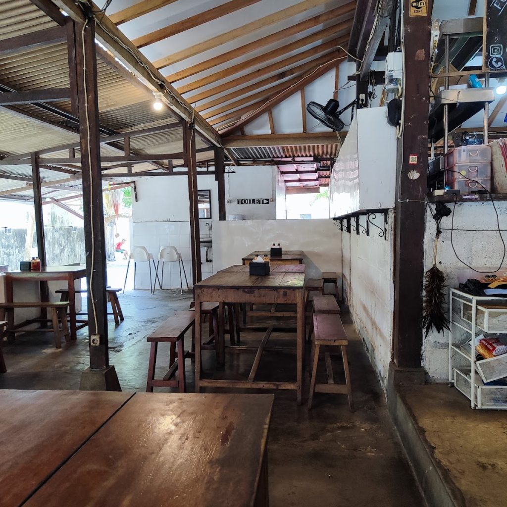 Restoran Koki Joni Yogyakarta ini memiliki dua zona utama tempat duduk: indoor dan semi-outdoor. Restoran Koki Joni Yogyakarta ini memiliki dua zona utama tempat duduk: indoor dan semi-outdoor.