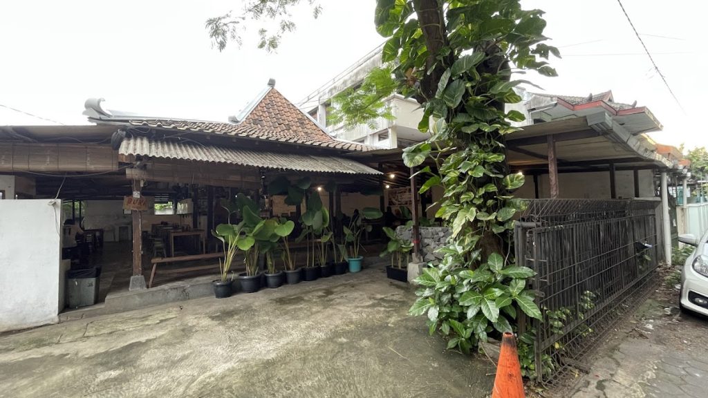 Pengalaman makan di Koki Joni juga banyak dianggap istimewa karena suasananya yang cozy dan mendukung berbagai aktivitas. Pengalaman makan di Koki Joni juga banyak dianggap istimewa karena suasananya yang cozy dan mendukung berbagai aktivitas.