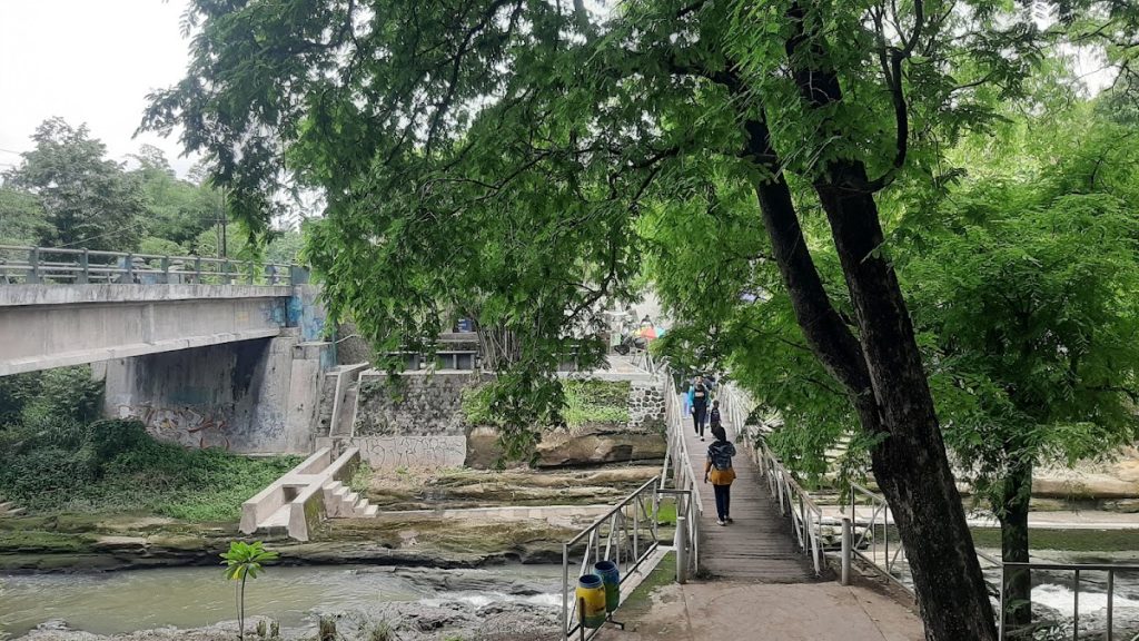 Untuk wisata edukasi, kawasan ini juga menyediakan layanan tur dengan pemandu lokal yang memahami aspek geologis Lava Bantal. Untuk wisata edukasi, kawasan ini juga menyediakan layanan tur dengan pemandu lokal yang memahami aspek geologis Lava Bantal.