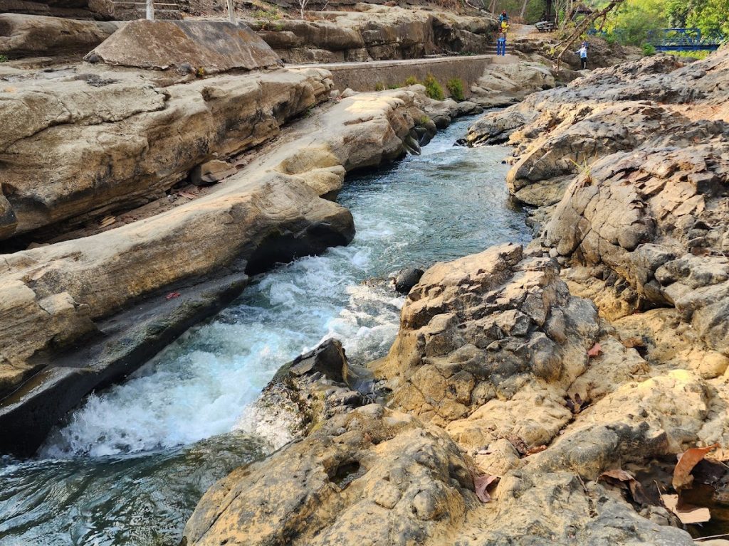 Potensi Geowisata dan Konservasi Warisan Geologi Lava Bantal Berbah Potensi Geowisata dan Konservasi Warisan Geologi Lava Bantal Berbah