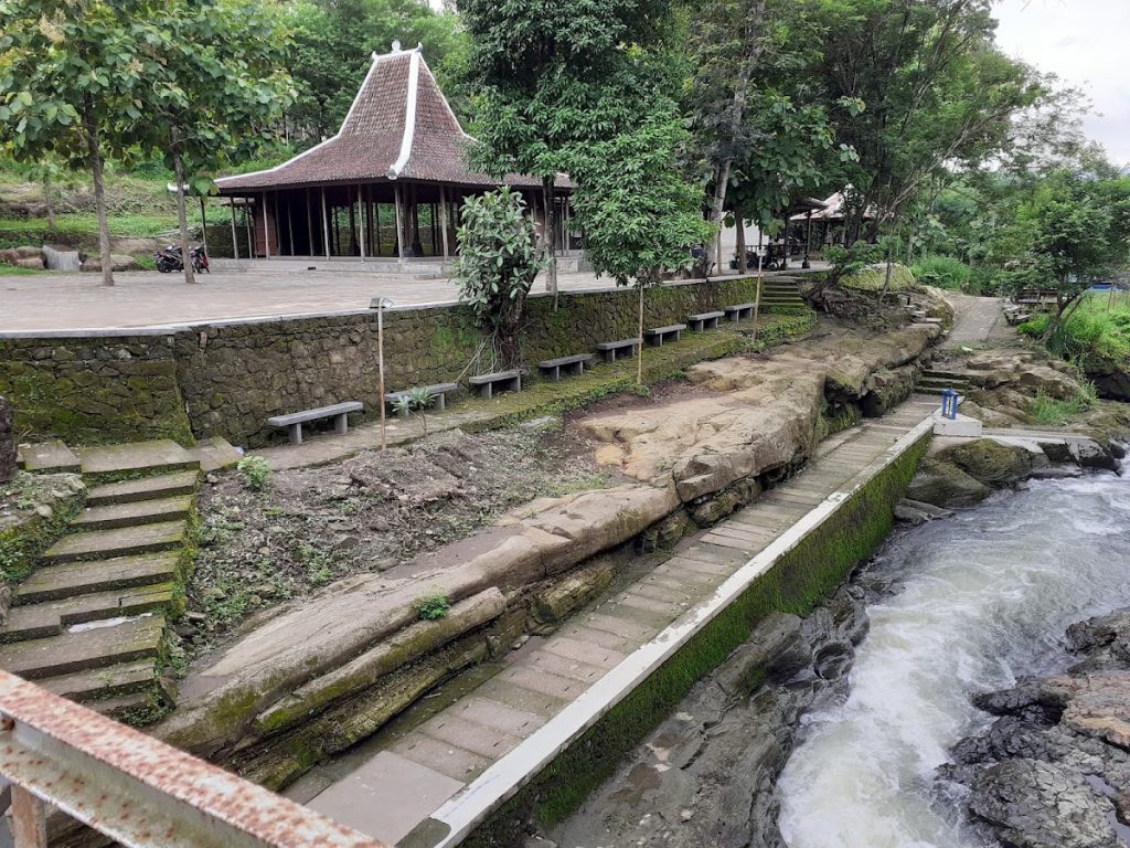 Lokasi, Akses, dan Fasilitas Penunjang Wisata Lava Bantal Berbah Lokasi, Akses, dan Fasilitas Penunjang Wisata Lava Bantal Berbah
