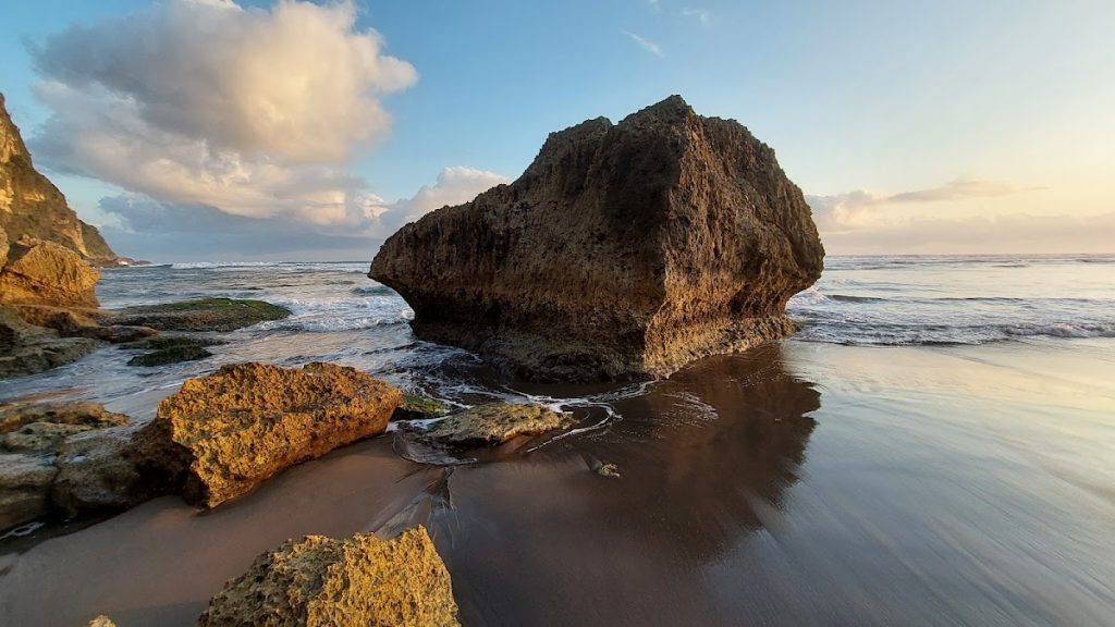 Salah satu aspek utama yang membuat Pantai Parangendog begitu menarik adalah lanskap alamnya yang spektakuler. Salah satu aspek utama yang membuat Pantai Parangendog begitu menarik adalah lanskap alamnya yang spektakuler.