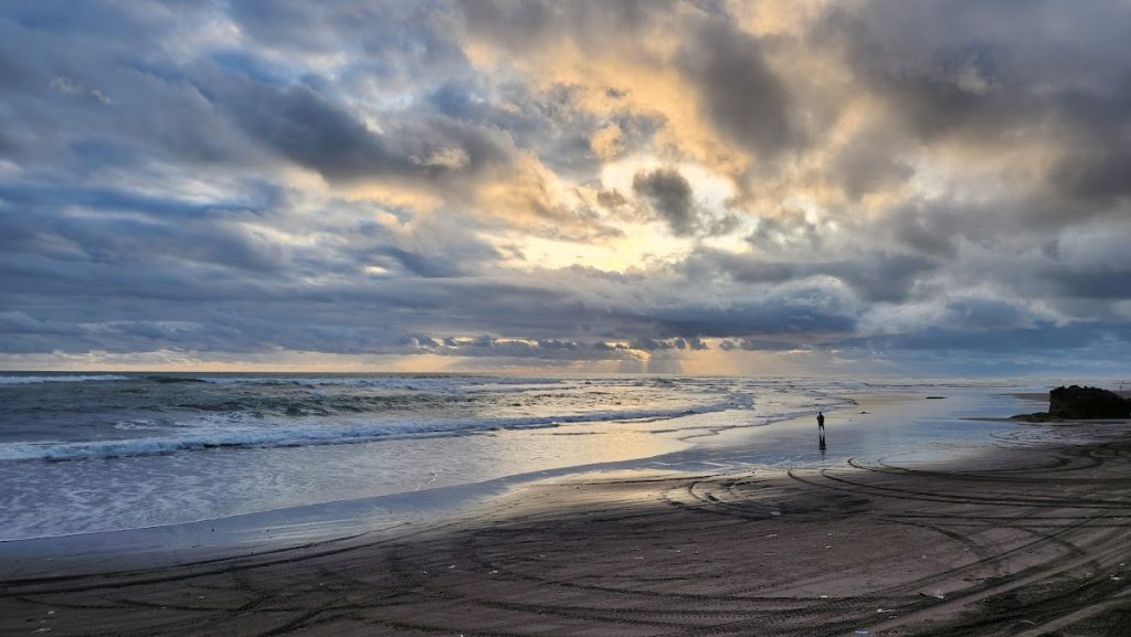 Pemandangan alam di sekitar Pantai Parangendog sangat cocok dijadikan sebagai latar untuk kegiatan fotografi. Pemandangan alam di sekitar Pantai Parangendog sangat cocok dijadikan sebagai latar untuk kegiatan fotografi.