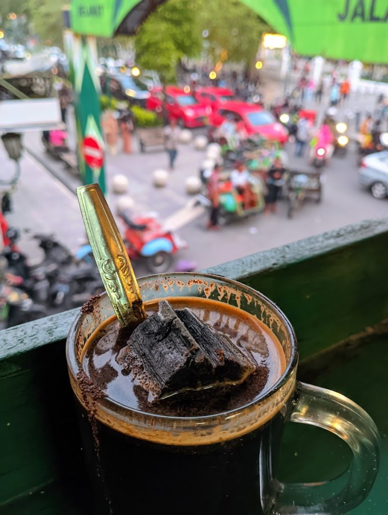 Sejarah Terciptanya Kopi Joss: Berawal dari Angkringan Lek Man Sejarah Terciptanya Kopi Joss: Berawal dari Angkringan Lek Man