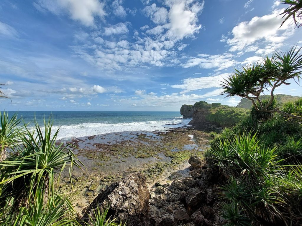 Pantai Ngedan Gunungkidul: Pesona Pantai Tersembunyi di Balik Tebing Pantai Ngedan Gunungkidul: Pesona Pantai Tersembunyi di Balik Tebing