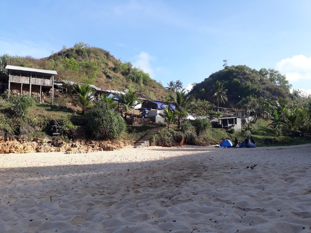 Fasilitas yang Tersedia di Pantai Ngedan Fasilitas yang Tersedia di Pantai Ngedan