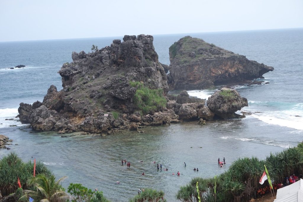 Keajaiban Snorkeling di Pantai Nglambor: Menyapa Ikan-ikan Kecil di Taman Laut Alami Keajaiban Snorkeling di Pantai Nglambor: Menyapa Ikan-ikan Kecil di Taman Laut Alami