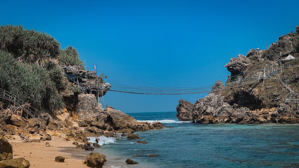 Pantai Nglambor, Perpaduan Sempurna Alam, Budaya, dan Petualangan Pantai Nglambor, Perpaduan Sempurna Alam, Budaya, dan Petualangan