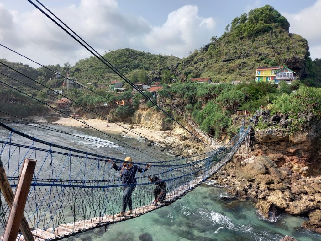 Beragam Aktivitas Menyenangkan yang Bisa Dilakukan di Pantai Nglambor Beragam Aktivitas Menyenangkan yang Bisa Dilakukan di Pantai Nglambor