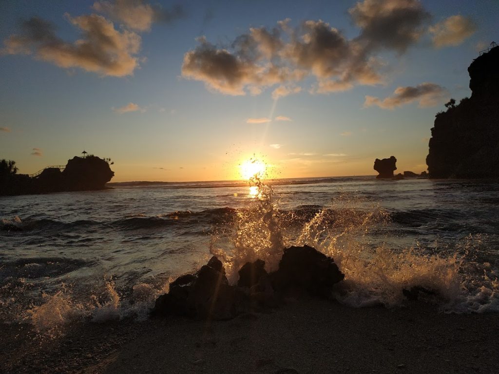 Momen sunset yang menawan menjadikan setiap sudut Pantai Nglambor spot foto yang sempurna. Momen sunset yang menawan menjadikan setiap sudut Pantai Nglambor spot foto yang sempurna.
