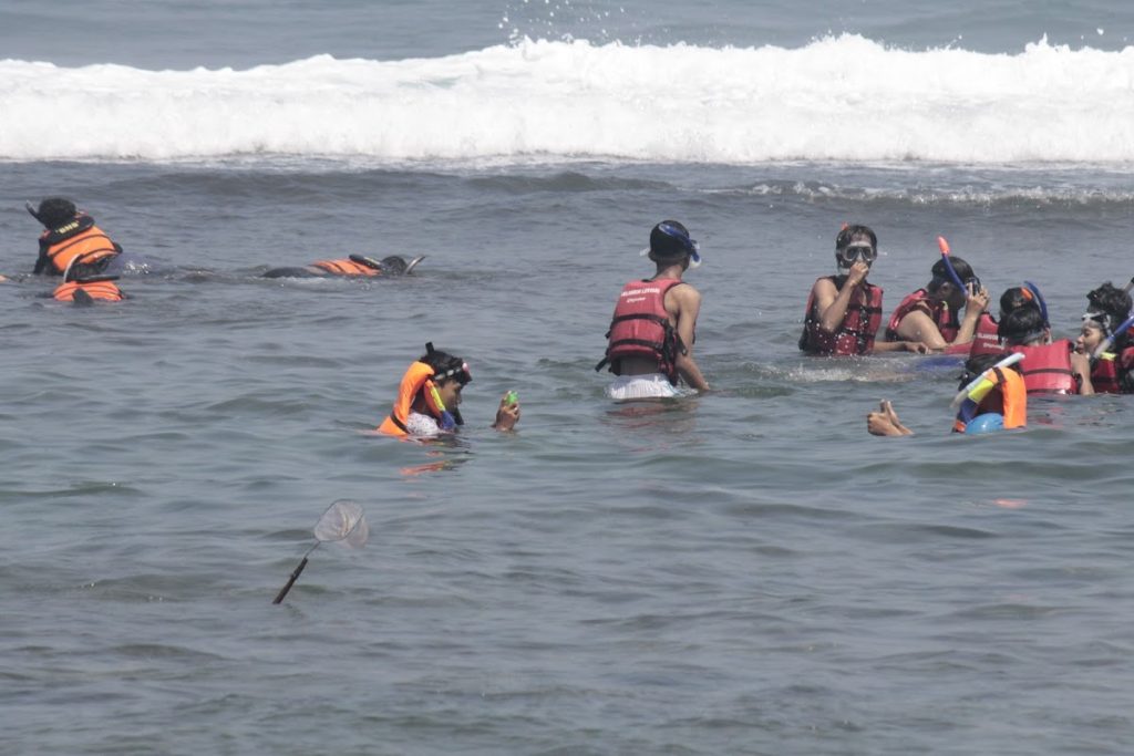 Snorkeling di Pantai Nglambor menjadi aktivitas utama yang tidak boleh dilewatkan. Snorkeling di Pantai Nglambor menjadi aktivitas utama yang tidak boleh dilewatkan.
