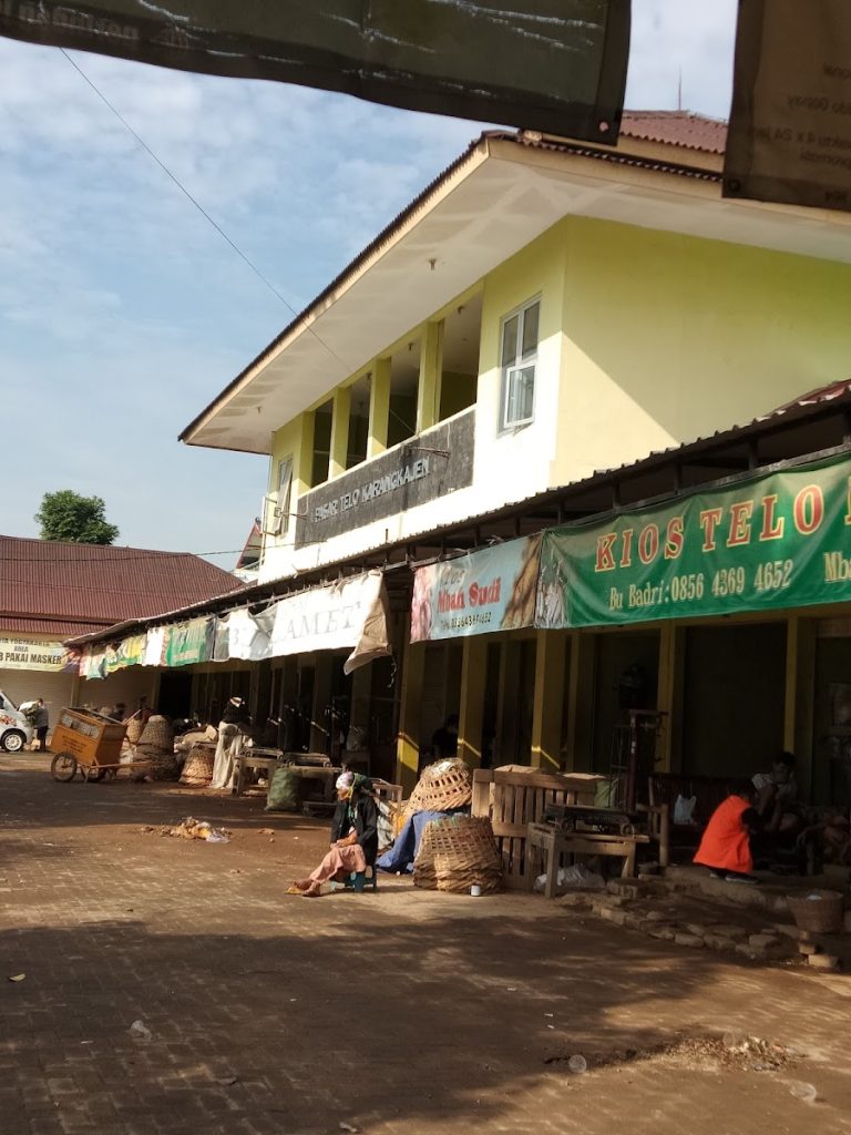 Salah satu nilai kultural yang sangat terasa di Pasar Telo adalah tradisi berdagang secara turun-temurun. Salah satu nilai kultural yang sangat terasa di Pasar Telo adalah tradisi berdagang secara turun-temurun.