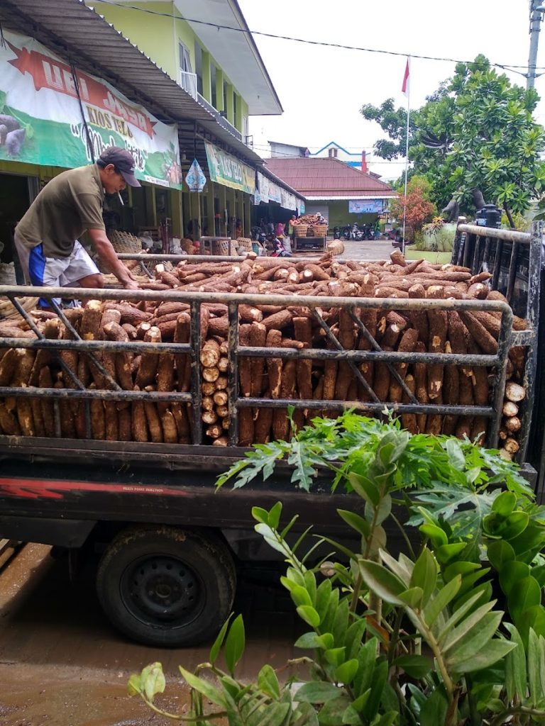 Mengapa Pasar Telo Karangkajen Ini Tetap Bertahan Meski Banyak Tantangan? Mengapa Pasar Telo Karangkajen Ini Tetap Bertahan Meski Banyak Tantangan?