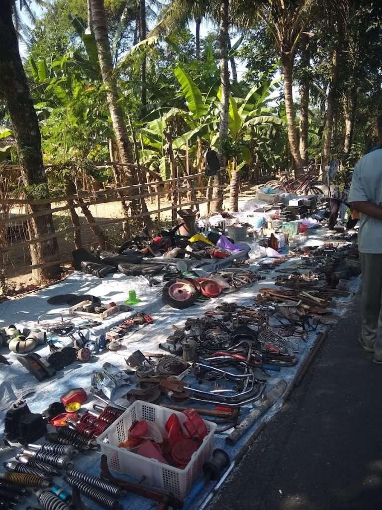 Pasar Turi Bantul ini juga menjadi surga bagi para pemburu barang klitikan atau barang bekas. Pasar Turi Bantul ini juga menjadi surga bagi para pemburu barang klitikan atau barang bekas.