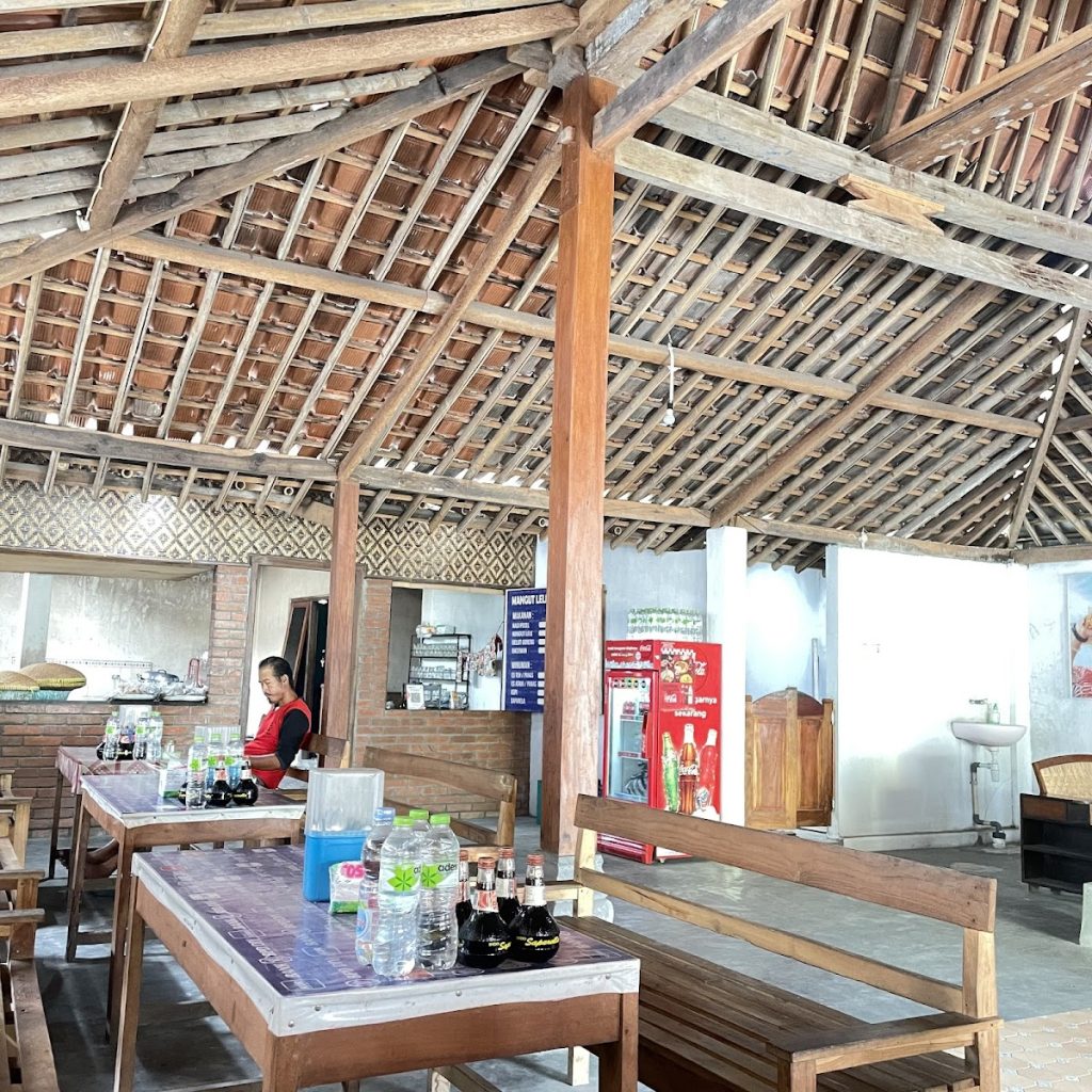 Konsep Warung Pecel Baywatch Mbah Warno dan Nuansa Pedesaan yang Akrab Konsep Warung Pecel Baywatch Mbah Warno dan Nuansa Pedesaan yang Akrab