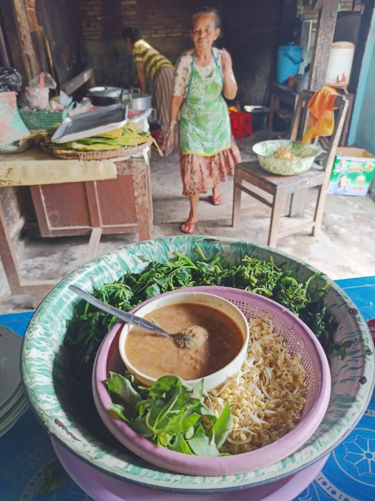 Pecel Baywatch Mbah Warno: Warung Legendaris dengan Cita Rasa Tradisional Khas Jawa Pecel Baywatch Mbah Warno: Warung Legendaris dengan Cita Rasa Tradisional Khas Jawa