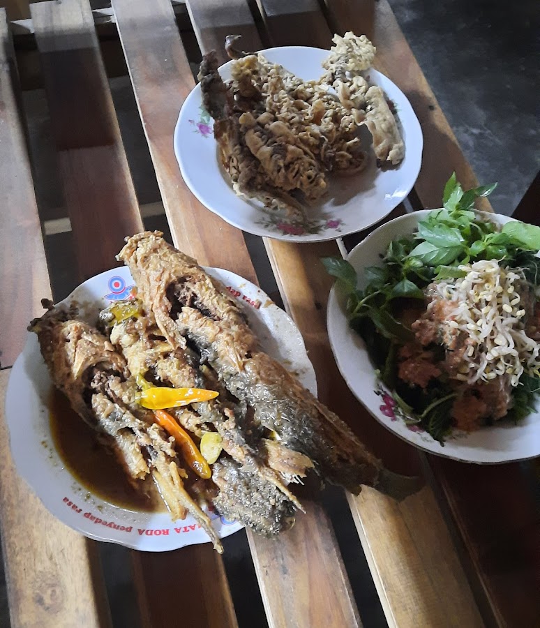 Pecel Baywatch Mbah Warno: Warung Legendaris dengan Cita Rasa Tradisional Khas Jawa Pecel Baywatch Mbah Warno: Warung Legendaris dengan Cita Rasa Tradisional Khas Jawa