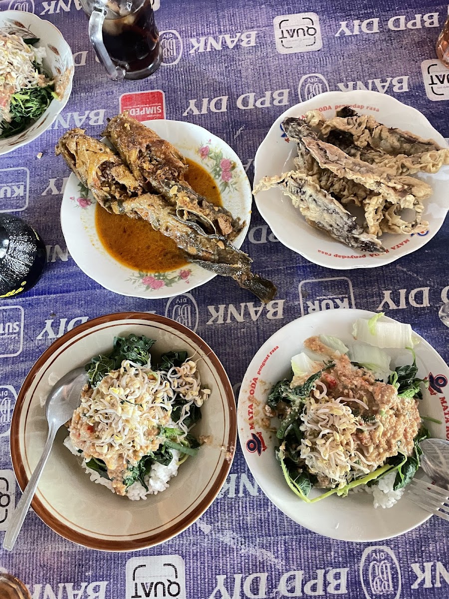 Pecel Baywatch Mbah Warno: Warung Legendaris dengan Cita Rasa Tradisional Khas Jawa Pecel Baywatch Mbah Warno: Warung Legendaris dengan Cita Rasa Tradisional Khas Jawa