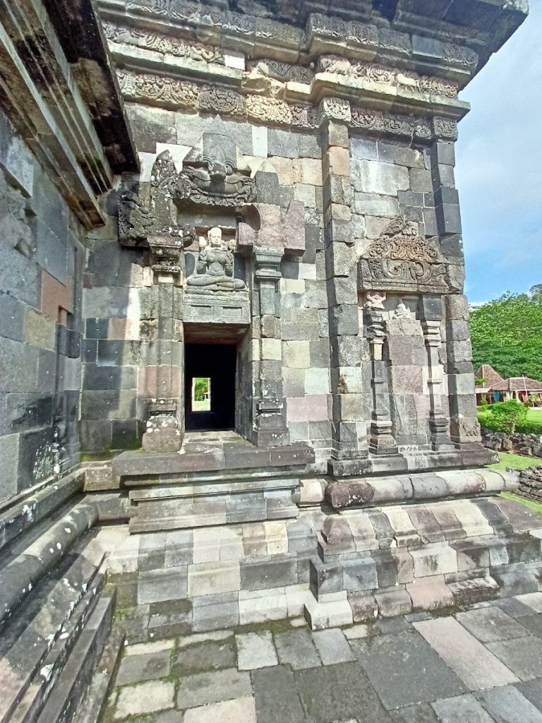 Relief dan Simbolisme dalam Candi Banyunibo Relief dan Simbolisme dalam Candi Banyunibo