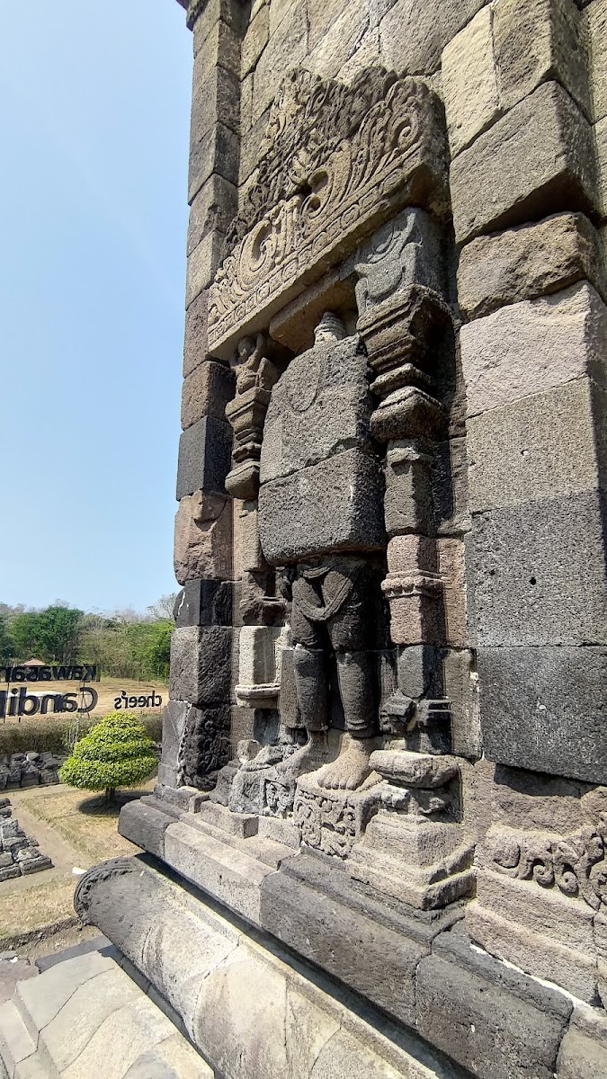Kekayaan ornamen yang dimiliki Candi Banyunibo membuatnya tidak hanya penting sebagai bangunan religius, tetapi juga sebagai artefak seni dan budaya. Kekayaan ornamen yang dimiliki Candi Banyunibo membuatnya tidak hanya penting sebagai bangunan religius, tetapi juga sebagai artefak seni dan budaya.