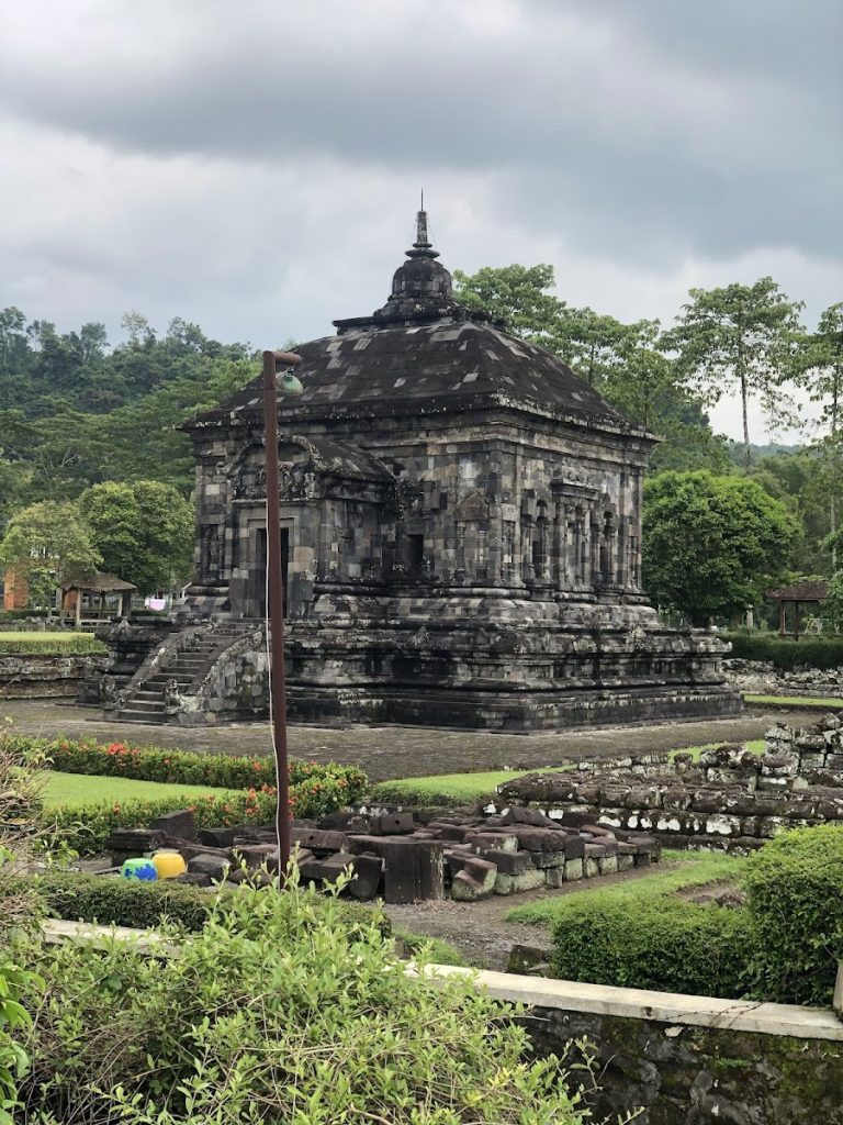 Aktivitas Wisata dan Edukasi di Candi Banyunibo Aktivitas Wisata dan Edukasi di Candi Banyunibo