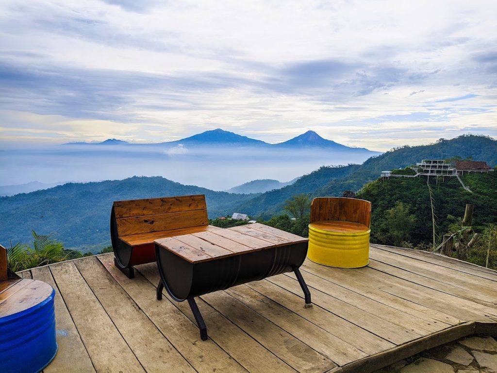 Keistimewaan lain yang membuat Kebun Teh Nglinggo tak tertandingi adalah panorama delapan gunung yang bisa dinikmati sekaligus dari beberapa sudut kebun. Keistimewaan lain yang membuat Kebun Teh Nglinggo tak tertandingi adalah panorama delapan gunung yang bisa dinikmati sekaligus dari beberapa sudut kebun.