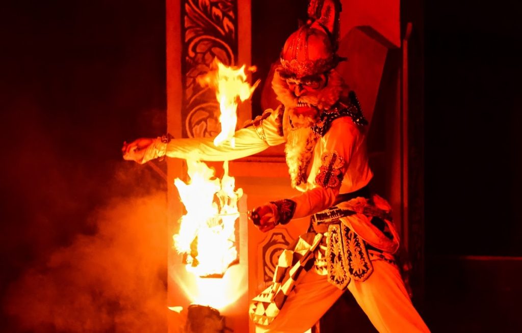 Di akhir cerita, Dewi Shinta berhasil direbut kembali dari Rahwana oleh Hanoman, sosok kera yang lincah dan perkasa. Di akhir cerita, Dewi Shinta berhasil direbut kembali dari Rahwana oleh Hanoman, sosok kera yang lincah dan perkasa.