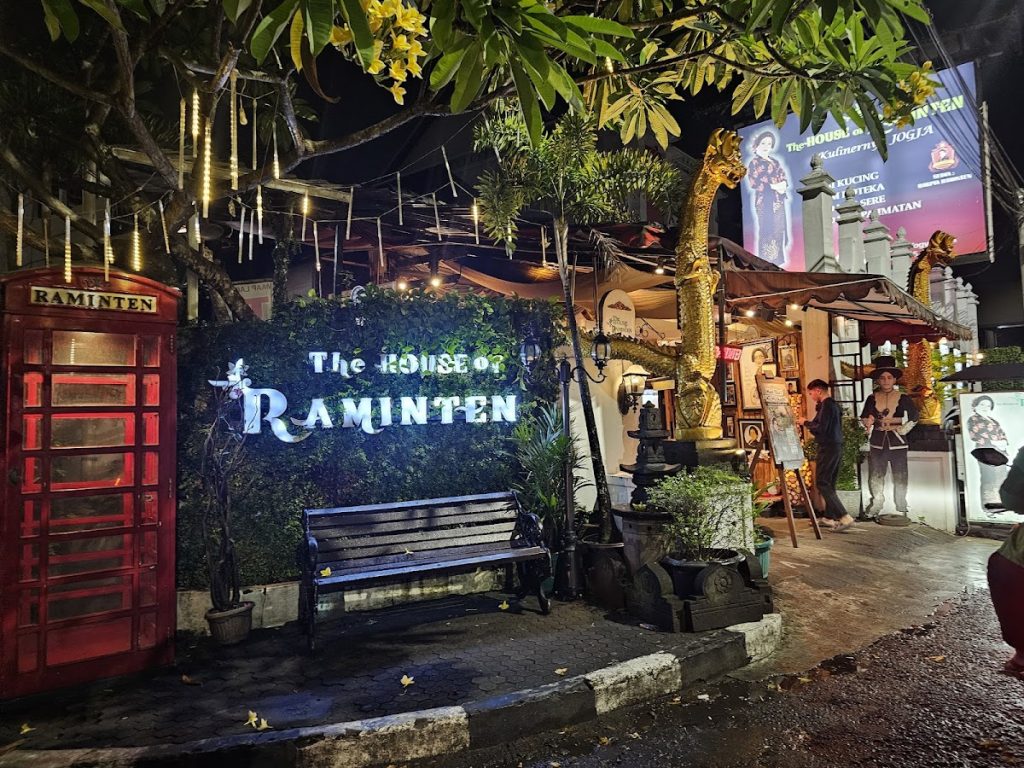 Sejarah dan Konsep Awal House of Raminten: Dari Warung Jamu Hingga Destinasi Wisata Kuliner Budaya Sejarah dan Konsep Awal House of Raminten: Dari Warung Jamu Hingga Destinasi Wisata Kuliner Budaya