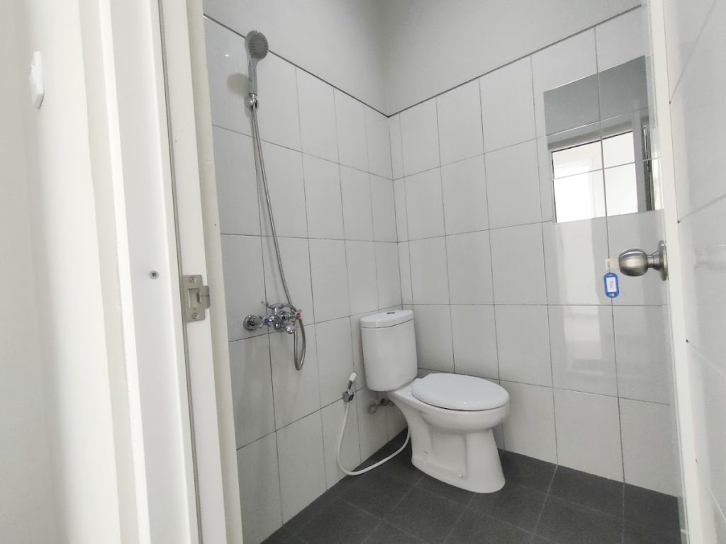 Ada empat kamar mandi yang semuanya telah dilengkapi dengan fasilitas air panas di Cozystop Malioboro Ada empat kamar mandi yang semuanya telah dilengkapi dengan fasilitas air panas di Cozystop Malioboro